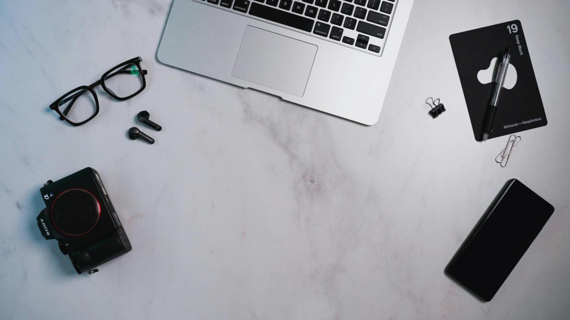 Personne utilisant différents outils numériques pour organiser ses finances personnelles